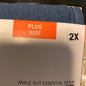 Brand new HUE Capri jeans